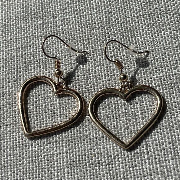 CUTE DANGLY MINIMALIST HEART GOLD TONE EARRINGS ⭐️❤️ - Picture 3 of 5